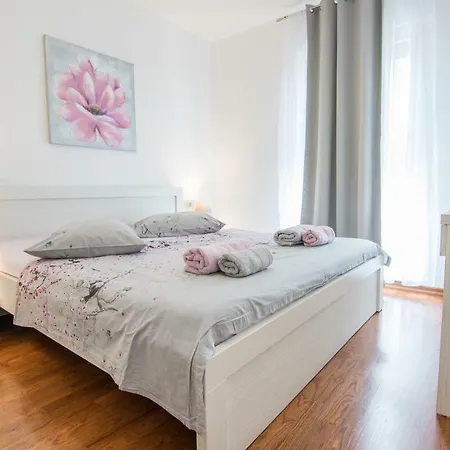 Apartment Olgica 2+2 *