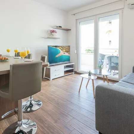 Apartment Olgica 2+2 *